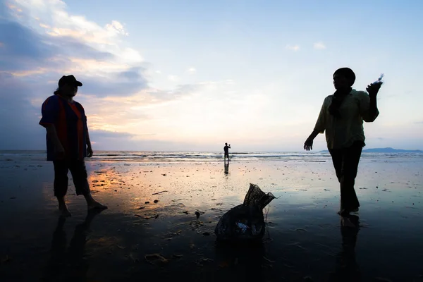 Pescador bebiendo agua dulce en una playa tropical en un caluroso día de verano . — Foto de Stock