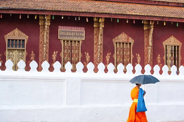 Начинающий монах проходит мимо древнего храма . — стоковое фото