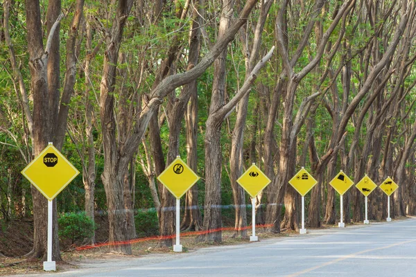 Segnali stradali gialli attraverso la strada del giardino . — Foto Stock