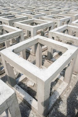 Açık alanda düşük kaliteli prekast kutusu beton.