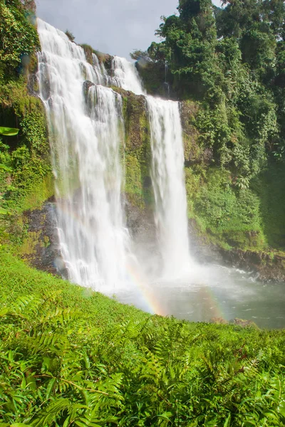 Прекрасный тропический водопад с радугой . — стоковое фото