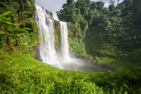 Прекрасный тропический водопад с радугой . — стоковое фото