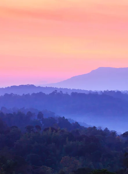 Dramático céu do nascer do sol sobre as montanhas azuis . — Fotografia de Stock