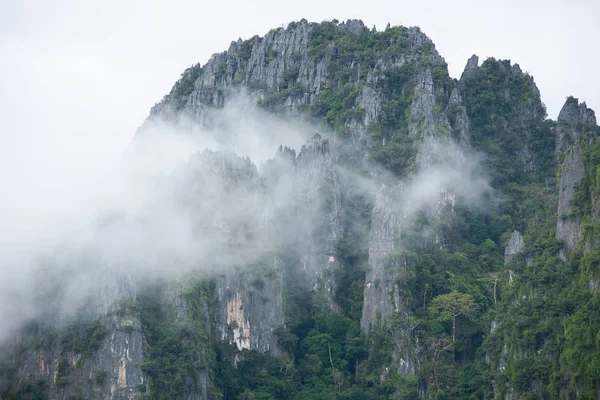 Montagna di calcare nella nebbia del mattino . — Foto Stock