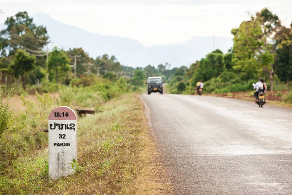 Captura horizontal de 32 quilômetros para Pakse Milestone . — Fotografia de Stock