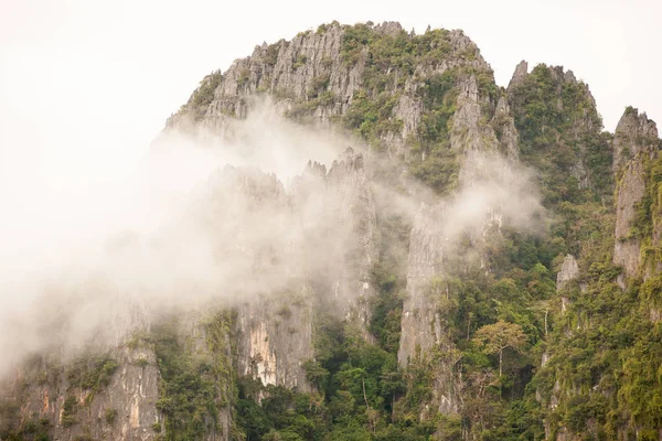 Kalkstenen berg in de ochtend mist. — Stockfoto