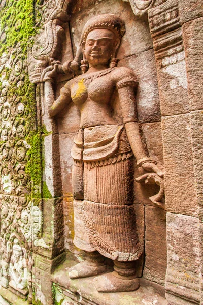 Elegante estátua Apsara no antigo templo de Vat Phou . — Fotografia de Stock