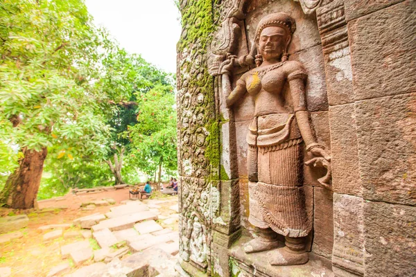 Elegante estátua Apsara no antigo templo de Vat Phou . — Fotografia de Stock