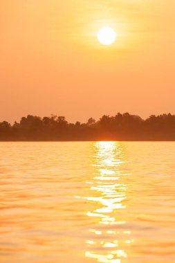 Gün batımında Mekong Nehri pitoresk.