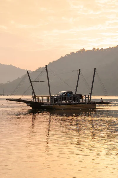 Τοπικό ξύλινο πλοίο στη λίμνη κατά το ηλιοβασίλεμα. — Φωτογραφία Αρχείου