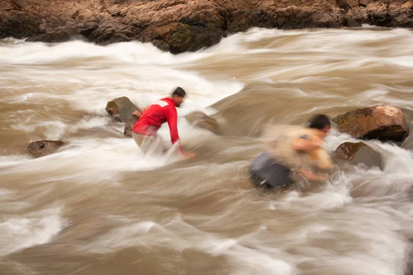 Dois pescadores com redes de pesca em corredeiras no rio Nan . — Fotografia de Stock