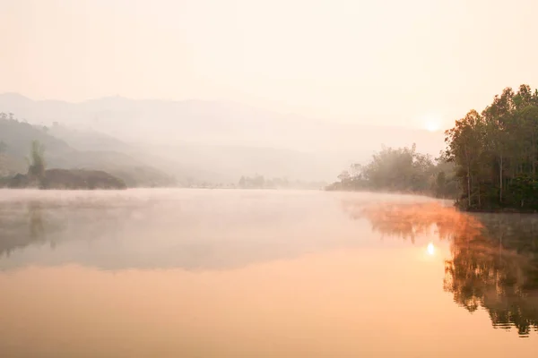 Спокійне тропічне озеро в ранковому тумані . — стокове фото