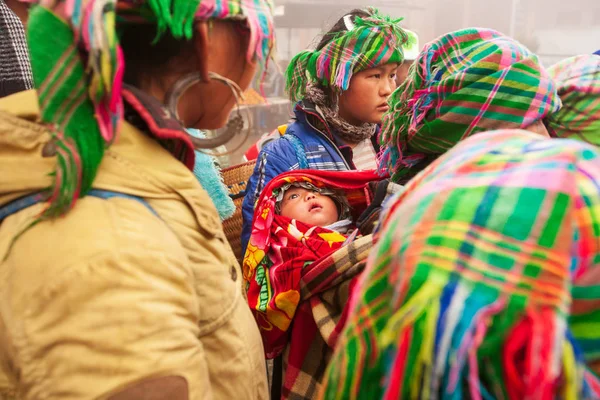 Hmong Tribe bambino in braccio a sua madre . — Foto Stock