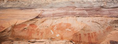 Kumtaşı kayalıküzerinde antik resimler.