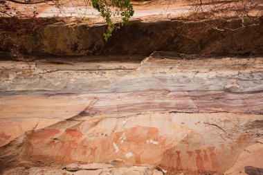 Kumtaşı kayalıküzerinde antik resimler.