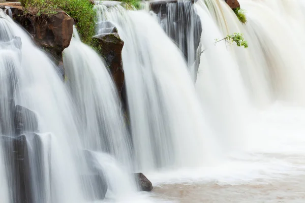 Försiktigt vattenfall på regnmorgon. — Stockfoto