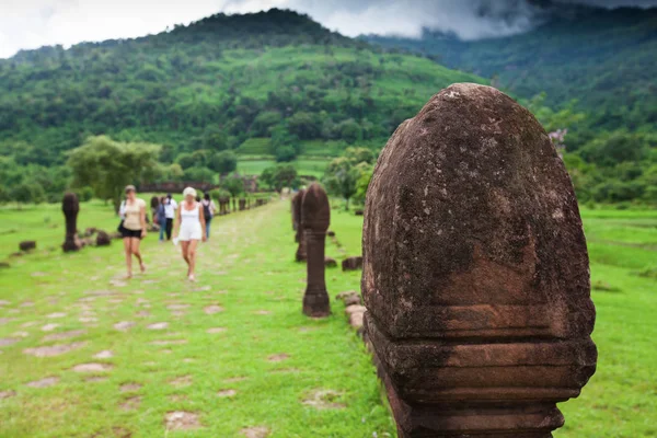 Ancient rzeźba piaskowca filarów w VAT Phou, Laos południowy. — Zdjęcie stockowe