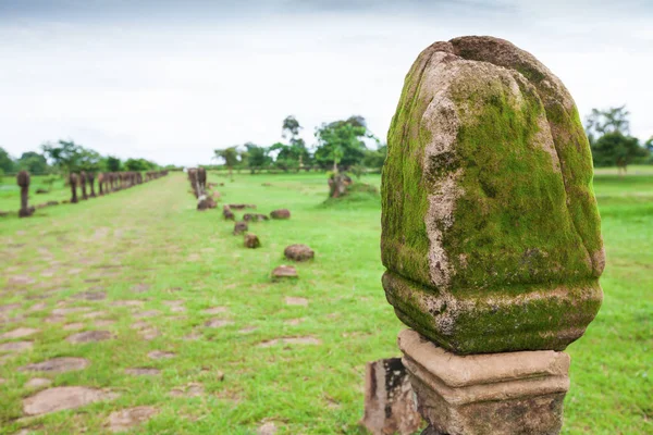 Antigos pilares de arenito de escultura em Vat Phou, Laos do Sul . — Fotografia de Stock