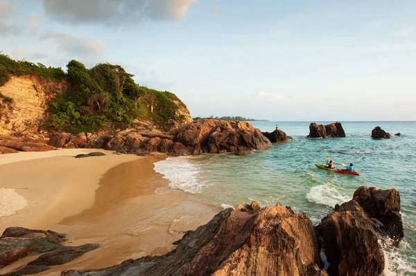 Kayak nel mare tropicale al crepuscolo . — Foto Stock