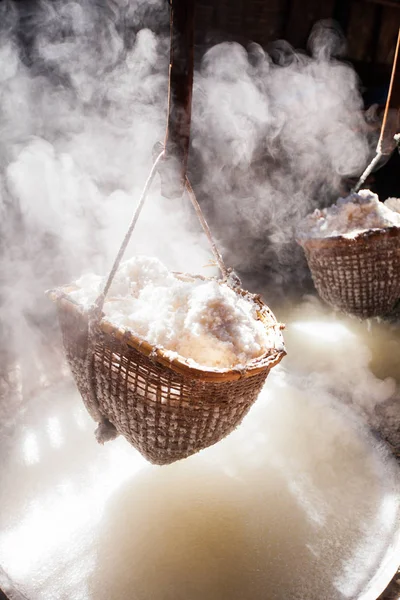 Oude methode van het koken van pekel in puur zout. — Stockfoto