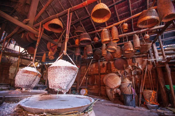 Oude methode van het koken van pekel in puur zout. — Stockfoto