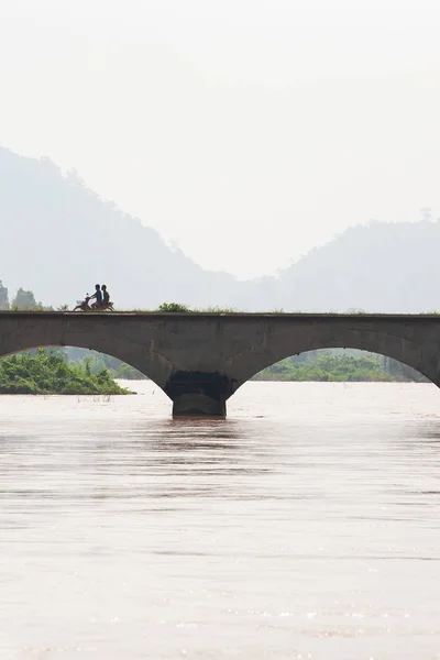 Ancien pont sur le Mékong en saison des pluies . — Photo