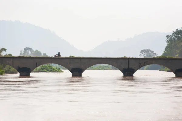 Αρχαία γέφυρα πάνω από τον ποταμό Μεκόνγκ στην εποχή της βροχής. — Φωτογραφία Αρχείου