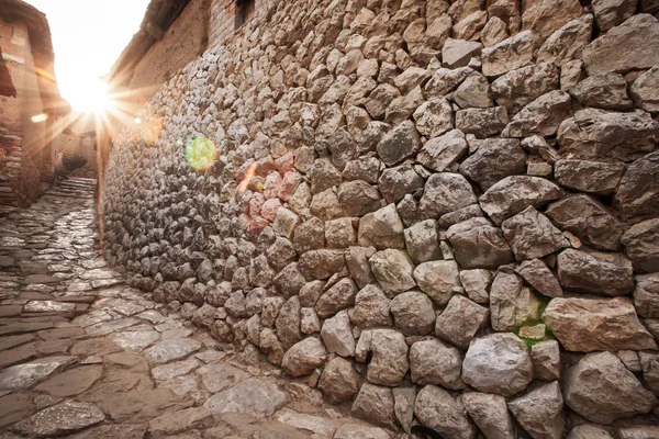 Starożytna kamienna tekstura ścian o zachodzie słońca. — Zdjęcie stockowe