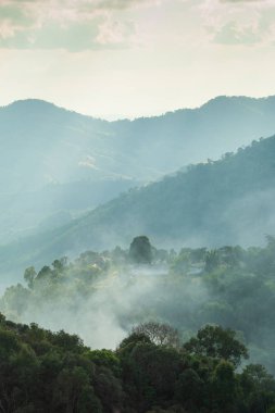 Gün batımında manzara sıradağları. 