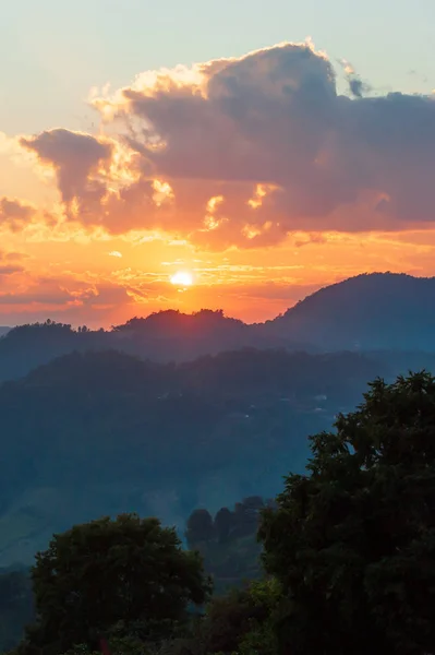 Golden Sun setting over de bergketen. — Stockfoto