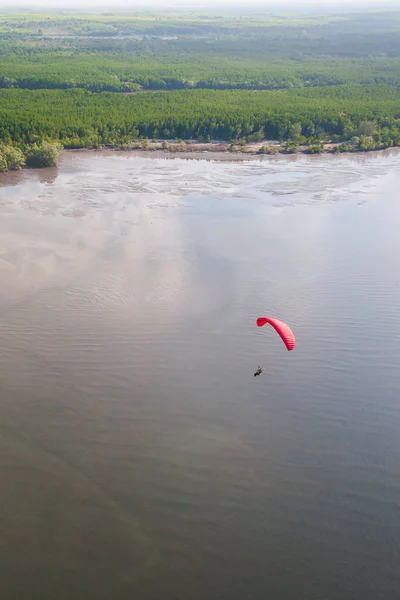 Légifotó a siklóernyővel repül a mangrove-erdő felett a tengerparton. — Stock Fotó