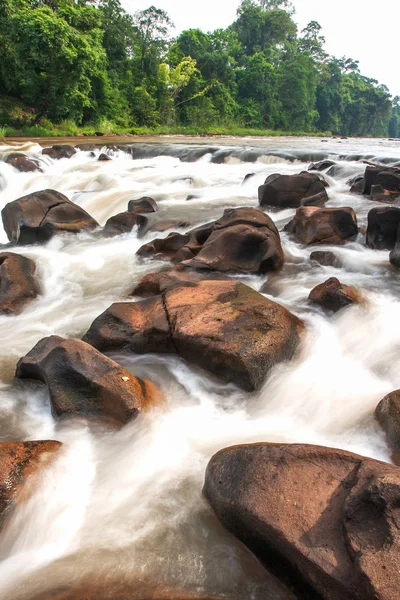 雨季のタッドパスアム滝の美しい風景. — ストック写真