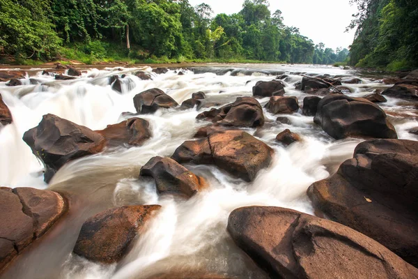 Pittoreska landskap av TAD Pha Suam vattenfall i regnperioden. — Stockfoto
