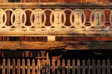 Balkonda alçı şeklinde eski bir Buda resmi var..