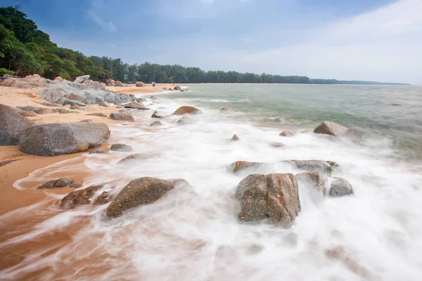 Sanfte Wellen am tropischen Strand in der Abenddämmerung. — Stockfoto