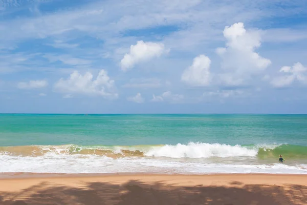 Gelukkige jongen spelen in de blauwe zee op een zonnige dag. — Stockfoto