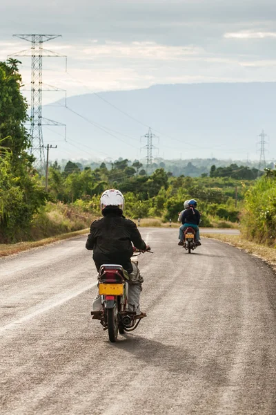 Motocicli laotiani sulla strada di montagna . — Foto Stock