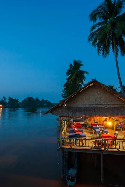 Місцевий ресторан на річці Меконг у сутінках.. — стокове фото