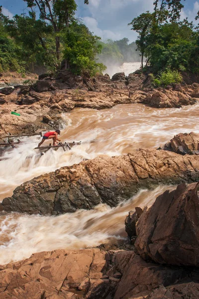 Pêcheur laotien dans les rapides des chutes Khone Phaphéng . — Photo