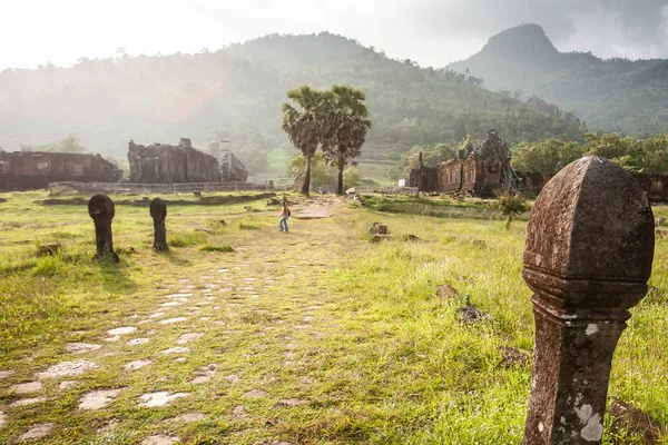 Antigos pilares de arenito de escultura em Vat Phou, Laos do Sul . — Fotografia de Stock