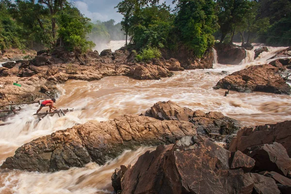 Pêcheur laotien dans les rapides des chutes Khone Phaphéng . — Photo