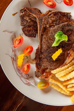 Orta az pişmiş ızgara T-Bone biftek.