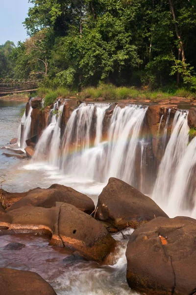 Suavemente arco-íris sobre cachoeira tropical . — Fotografia de Stock