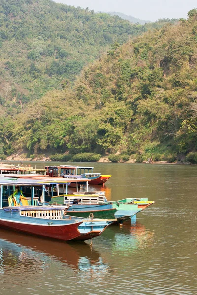 Río Nam U y barco local de madera por la noche . — Foto de Stock