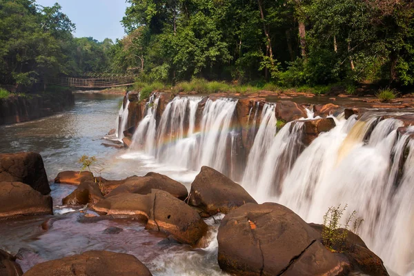 Suavemente arco-íris sobre cachoeira tropical . — Fotografia de Stock