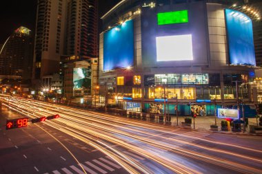 Bangkok 'ta gece trafiği.