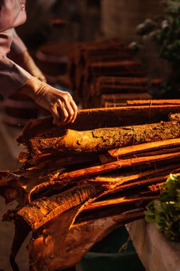 Kırsal Laos 'ta yerel bir pazarda tarçın kabuğu.