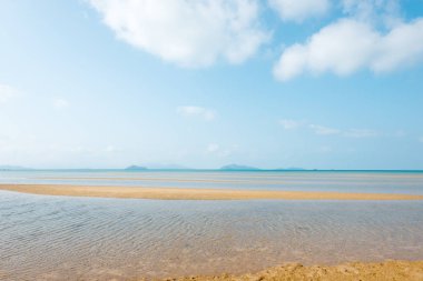 Güneşli yaz mevsiminde tropikal deniz manzarası.