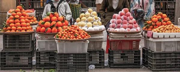 Vendedores ambulantes de frutas en Lao Kai, frontera entre Vietnam y China . — Foto de Stock