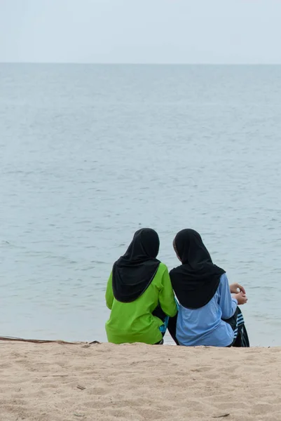 Dua gadis remaja muslim Asia SMA bersantai di pantai di pagi hari . — Stok Foto